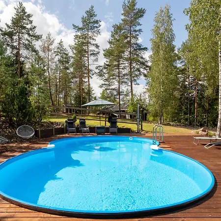 Sirpa's Artistic Nuuksio Retreat With Heated Pool *