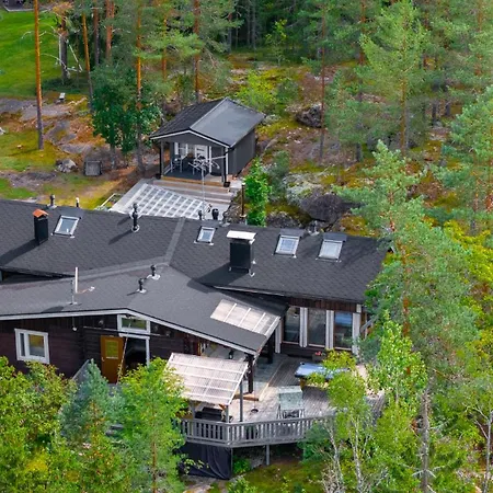 Sirpa's Artistic Nuuksio Retreat With Heated Pool * Espoo